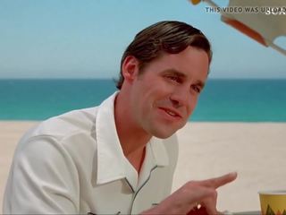 艾米 亚当斯 裸体 在 psycho beach party 上.