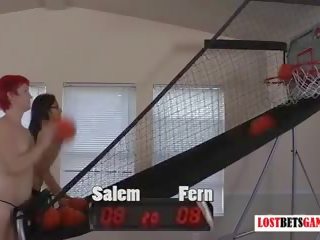 두 아름다운 소녀 salem 과 fern 놀이 조각 농구 shootout