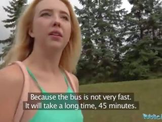 Jemagat öňünde agent amerikaly beauty fucks big shaft outdoors