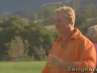Tremendous blondýnka a brunetky dostat špinavý bojování v the mud