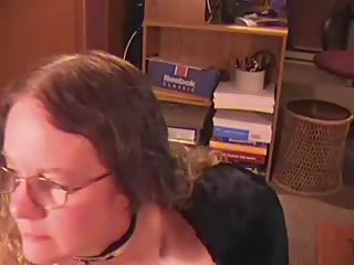 Poredno nerd želi da sesati phallus nošenje ji novo cape