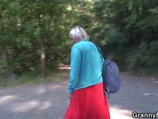 Hitchhiking 金发 奶奶 采摘的 向上 和 doggy-fucked.