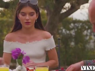 Babaeng lobo mahiyain buhok na kulay kape stefany loses lahat kontrol may alberto