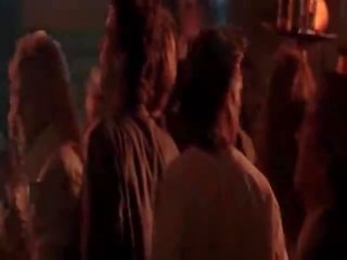 Teri hatcher tantsimine edasi etapp juures a klubi, kulumine a hõbe komplekt see videod tonni kohta rinnavahe kui ta paindub üle kuni rääkima kuni mõned persons kes on alaline kõrval a etapp. me siis olema 1 rohkem vaatama