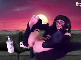 Pisikene ameerika brünett femboy koos prillidega veebikaamerad soolo