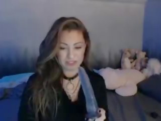 Camwhore demostrates syvän kurkku taidot, aikuinen video- 61