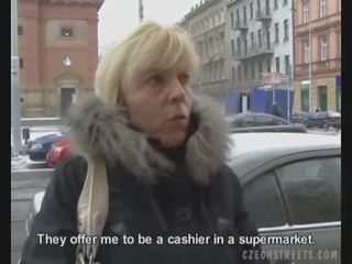 Tschechisch milf gibt ein kopf für ein lasziv welle