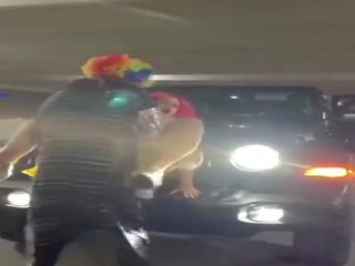 Růžový vlasy fantazie žena dostane bušil na jeep