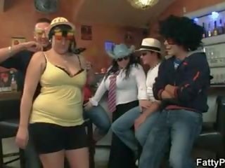Močan pijače in goli debeli piščanci v na pub