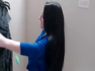 Красивий брюнетка мінет в a публічний changing кімната