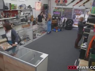 Svůdný exceptional rys fucks the obrovský kohout pro hotovost