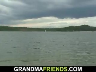 Old garry mama and ýaşlar adolescents 3 adam outdoors, ulylar uçin clip show 61
