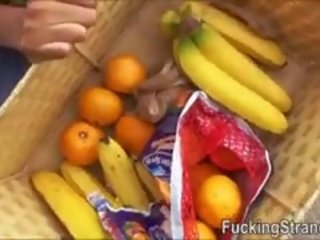 Hitchhiker augļi vendor pusaudze dimanta monroe fucked uz publisks