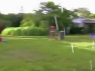 Nuori libidinous pari helvetin sisään grass