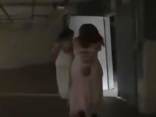 女孩 running 同 他们的 武器 绑