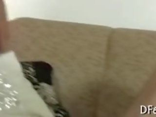 年轻 一对 发现 该 最好的 位置 为 插入 大 竿