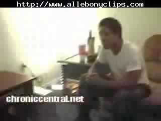 Bloke trükk csajok -ban hogy ingyenes pussy..he fasz mindkét csajok ..lol! fekete néger cumshots néger nyelés fajok között