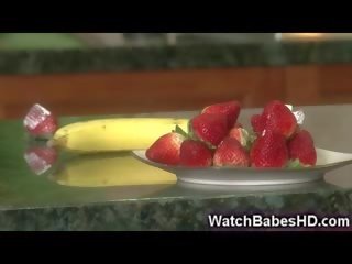 Ýaşlar plays with banan and şokolad!