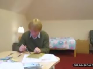 Geeky starý strýc dostane disturbed podle vášnivý krok niece: špinavý video d1