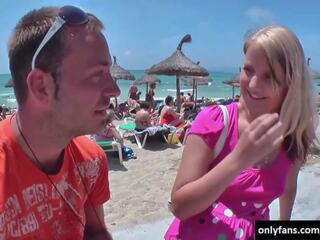 Bjonde mademoiselle i zgjedhur lart në the plazh dhe fucked: falas porno 0f