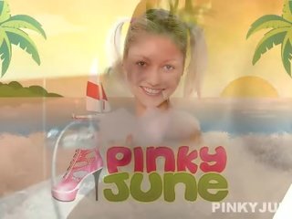 18anni giovanissima pinky giugno rilassante in il nuda dentro rotondo vasca