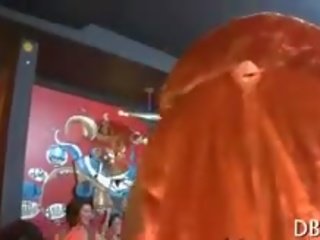 Ang pagtitipon makakakuha ng hindi maamo may iyon mahirap pataas pratty kaakit-akit babae