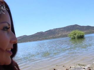 El dominguero mayor se folla a una inang kaakit-akit en medio del campo