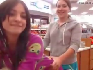 Jugando en la tienda: mugt jemagat öňünde nudity hd porno film 95