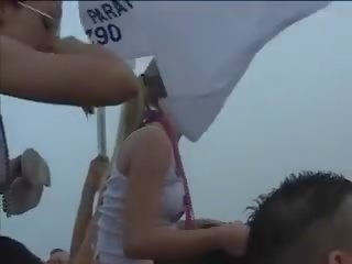 Kolledž talyp takes out her süýji emjekler on pläž