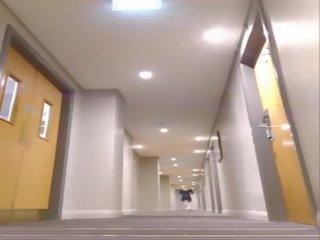 Tutulan başka jynsyň eşigini geýmek in a otel