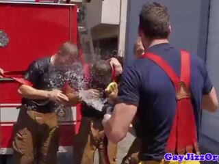 Gaysex hunks në uniformë squirting spermë