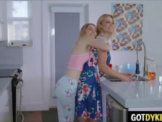 Lesbian bayan with tempting cougar pepadhamu