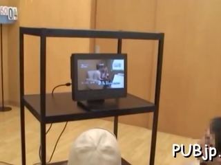 Otly jemagat öňünde x rated clip barmak bilen dürtmek