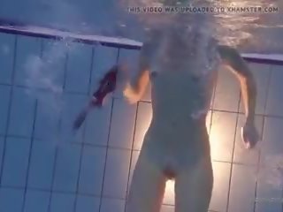 Nastya těší bytí nahý v veřejné, volný špinavý film 5e