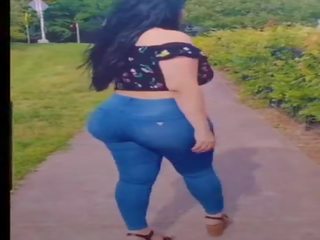 Lorena loves to vid off her göt in jemagat öňünde