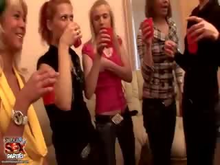 Küntiräk blondinka gyzlaň söýgülisi seduces the zoňtar dude