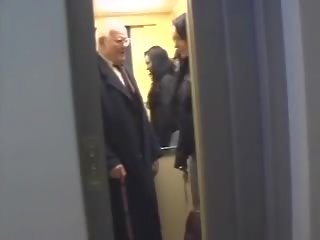 I vjetër njeri merr e tij bosht masazhin