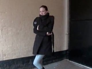 Vroče da trot sweetheart pisses v legice in filmi ji prsi v javno