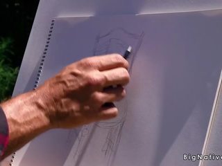 藝術家 前劉海 巨大 土黃 孩兒 在 後院