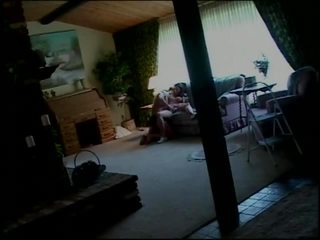Beguiling brune me i madh cica në divan merr pidh thau nga beau