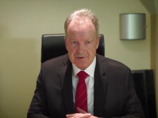 I ri brune adoleshent bjonde dhe i vjetër njeri me i madh pecker në