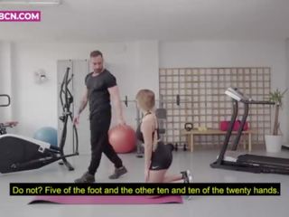 Mlada amaterke latina s velika prsi in a velika rit fukanje na osebni trainer&period; 4k angleščina subtitles