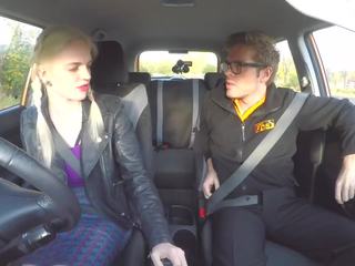 Võltsitud driving kool pikk mustanahaline fallos pleases rinnakas blond