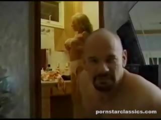 Kalbo chap fucks babes at makakakuha ng puwit fucked may istrap-on