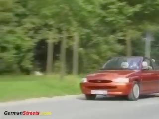 Vyhublý němec dospívající vyzvednout nahoru od ulice pro venkovní pohlaví