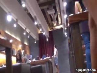 Seksi si rambut coklat fucked dalam tandas
