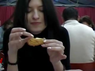 Изпразване на дамско бельо след смяна стая майната vid