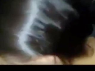 어두운 머리 사람 drains 지방 youth 까지 그녀 도착 입 질내 사정