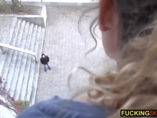 Young hor ýaşlar jumps rope and calls juvenile for sikiş loud