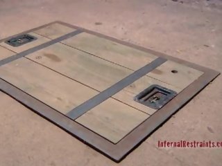 Aheldatud beib vajadustele fascinating piinamine